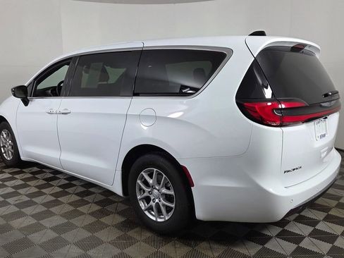 Used 2026 Chrysler Pacifica Select image 6