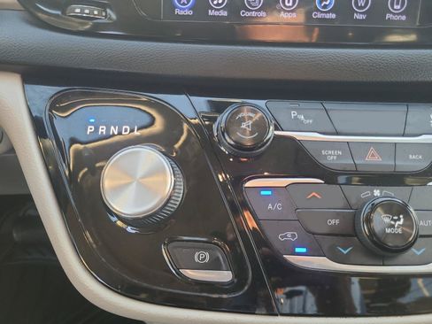 Used 2017 Chrysler Pacifica Touring-L FWD image 16