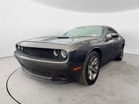 Used 2016 Dodge Challenger SXT RWD image 1
