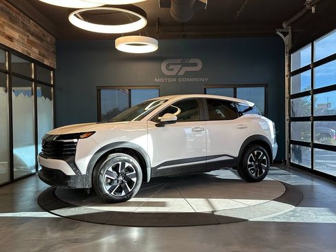 Used 2025 Nissan Kicks SV AWD/4WD image 7
