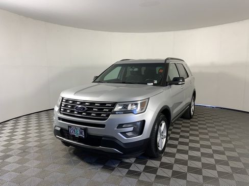 Used 2017 Ford Explorer XLT w/ Equipment Group 201A image 5