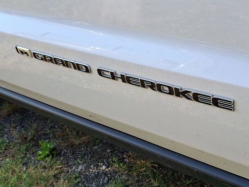 Used 2022 Jeep Grand Cherokee Limited image 8