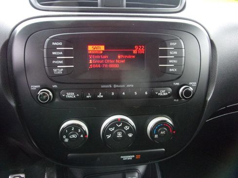 Used 2015 Kia Soul Base 4dr Crossover 6M image 23