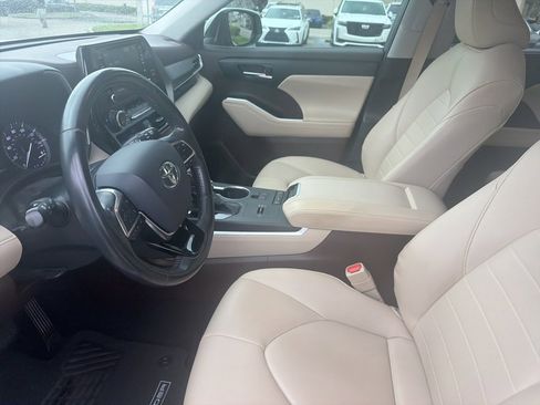 Used 2020 Toyota Highlander XLE image 16