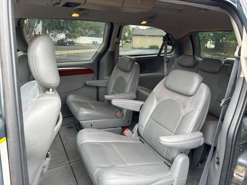 Used 2005 Chrysler Town & Country Limited FWD image 6