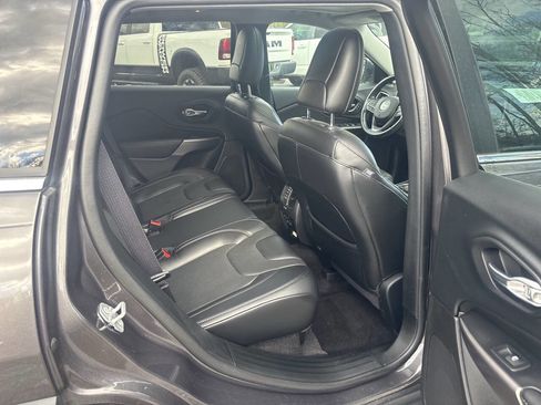 Used 2019 Jeep Cherokee Limited image 12