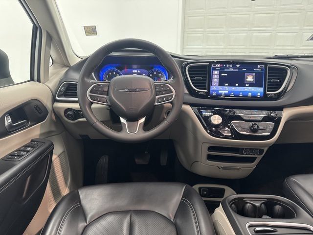 Used 2023 Chrysler Pacifica Touring-L FWD image 20