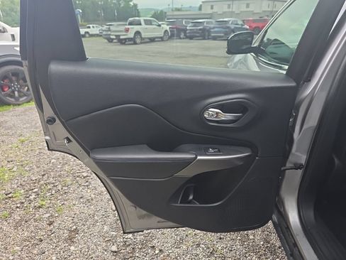 Used 2019 Jeep Cherokee Latitude Plus AWD/4WD image 15