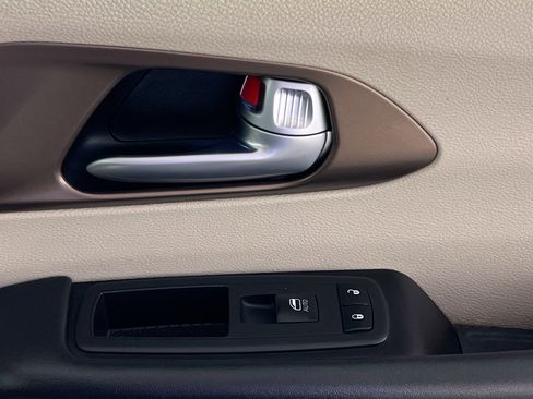 Used 2018 Chrysler Pacifica Touring-L image 32