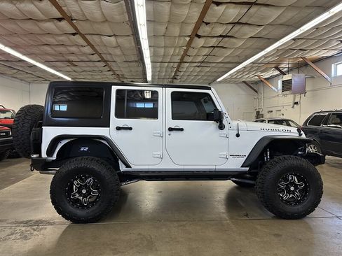 Used 2015 Jeep Wrangler Unlimited Rubicon w/ Connectivity Group AWD/4WD image 2