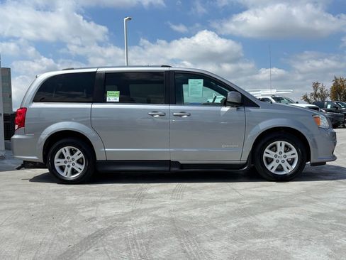 Used 2019 Dodge Grand Caravan SXT image 4