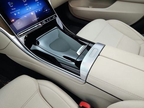 Used 2024 Mercedes-Benz C 300 Sedan image 11