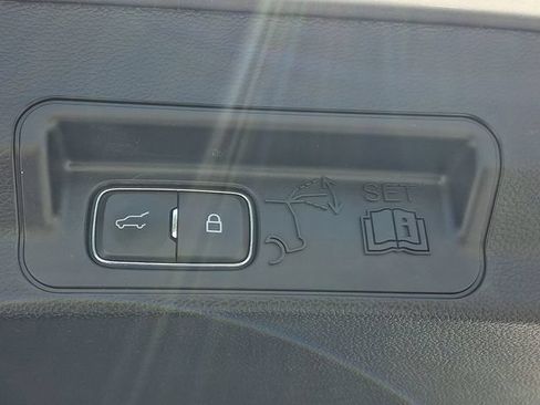 Used 2023 Ford Explorer XLT AWD/4WD image 30