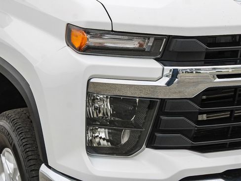 Used 2025 Chevrolet Silverado 2500 LT AWD/4WD image 4