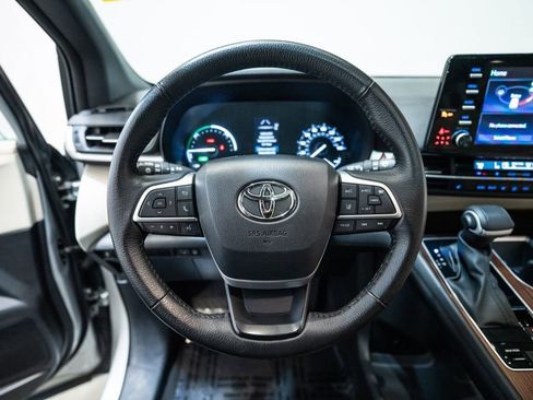 Used 2024 Toyota Sienna XLE FWD image 17