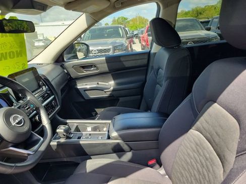 Used 2025 Nissan Pathfinder SV image 12