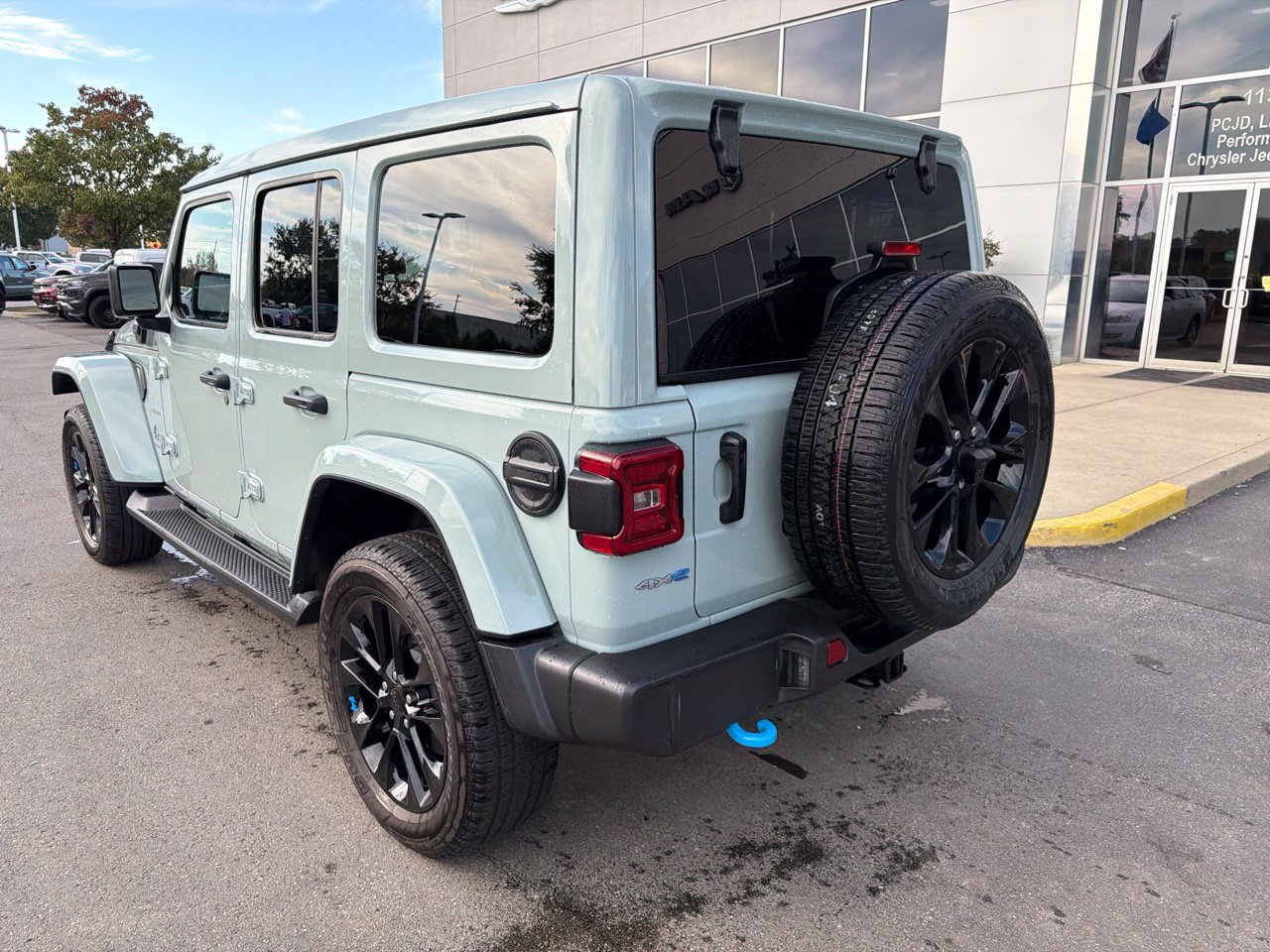 Used 2023 Jeep Wrangler Unlimited Sahara w/ Cold Weather Group AWD/4WD image 8