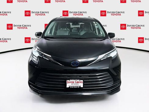 Used 2022 Toyota Sienna LE AWD/4WD image 2