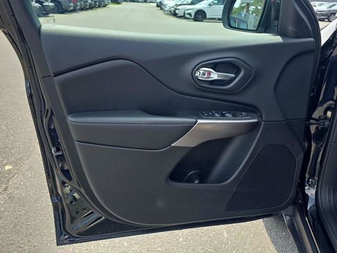 Used 2019 Jeep Cherokee Latitude w/ Cold Weather Group FWD image 9
