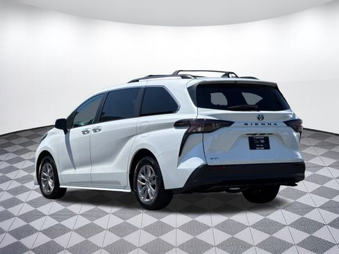 Used 2025 Toyota Sienna XLE w/ XLE Plus Package FWD image 3