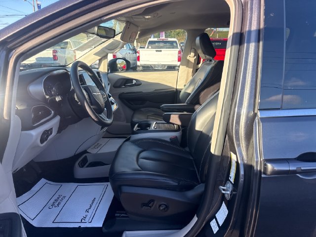 Used 2023 Chrysler Pacifica Touring-L FWD image 9