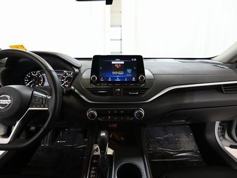 Used 2022 Nissan Altima 2.5 SR image 2