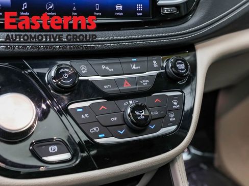 Used 2023 Chrysler Pacifica Limited image 21