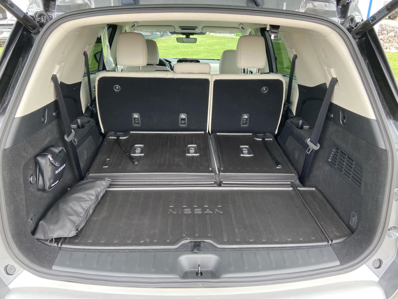 Used 2025 Nissan Pathfinder SL w/ Cargo Package AWD/4WD image 12