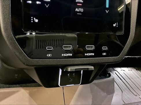 Used 2025 GMC Yukon XL Denali Ultimate AWD/4WD image 32