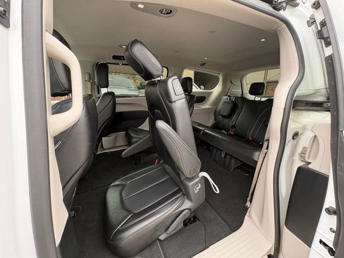 Used 2024 Chrysler Pacifica Touring-L image 46
