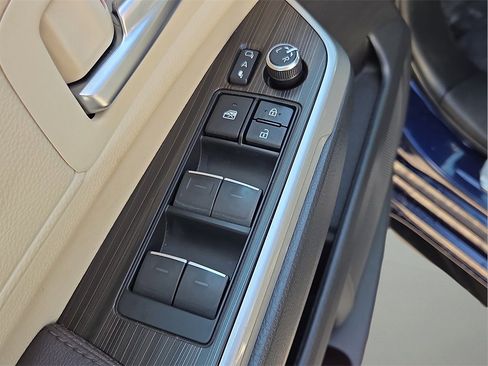Certified 2023 Toyota Sienna Platinum image 18