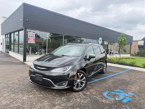 Used 2017 Chrysler Pacifica Limited w/ UConnect Theater Package FWD image 1