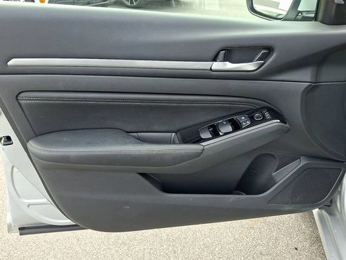 Used 2023 Nissan Altima 2.5 SL FWD image 9