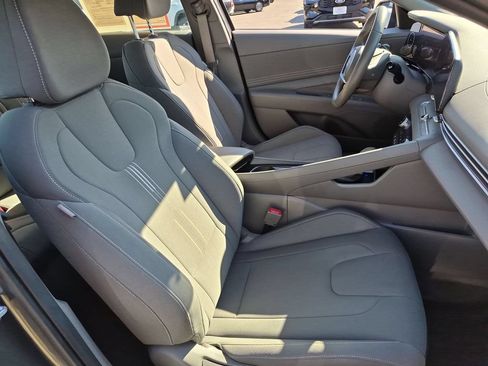 Used 2025 Hyundai Elantra SEL FWD image 31