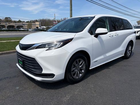 Used 2021 Toyota Sienna LE FWD image 2