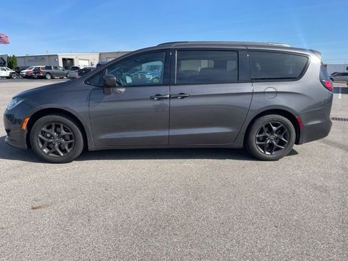 Used 2018 Chrysler Pacifica Touring-L w/ S Appearance Package FWD image 2