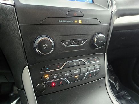 Used 2020 Ford Edge SEL image 16