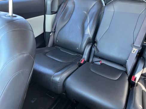 Used 2023 Kia Carnival LX FWD image 36