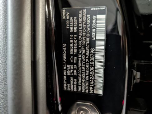 Certified 2024 Porsche Macan image 38