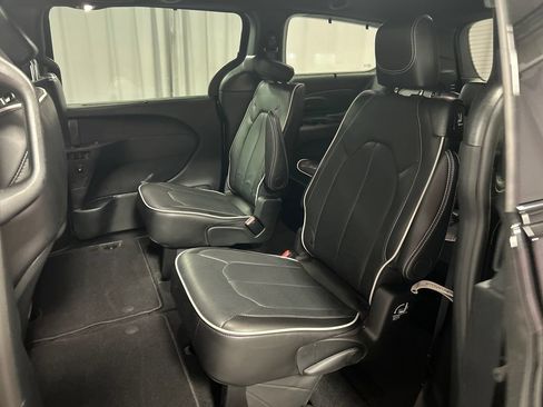 Used 2024 Chrysler Pacifica Limited w/ S Appearance Package FWD image 24