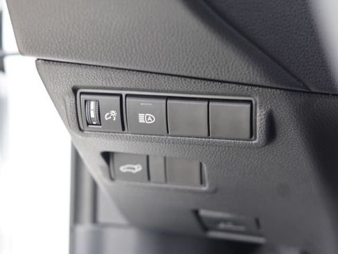 Used 2025 Toyota Corolla Cross XLE w/ Convenience Package FWD image 19