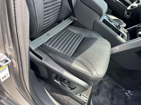 Used 2024 Land Rover Discovery Dynamic SE image 8