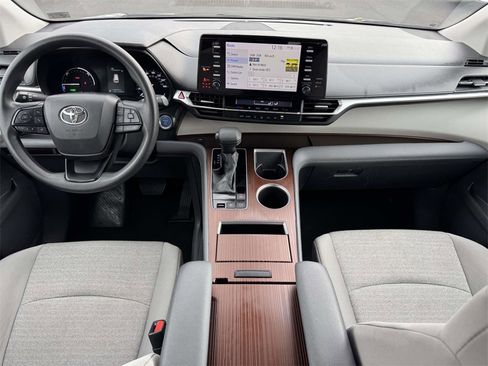 Used 2024 Toyota Sienna LE image 2