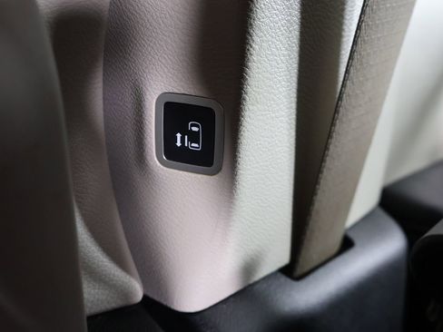 Used 2023 Chrysler Pacifica Touring-L FWD image 47