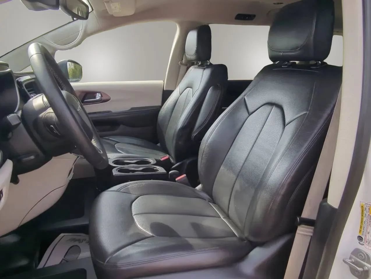 Used 2023 Chrysler Voyager LX FWD image 11