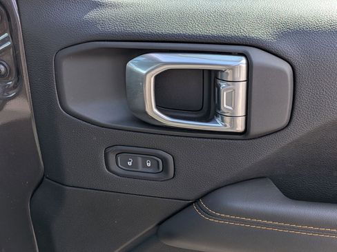 Used 2025 Jeep Wrangler Sahara image 32