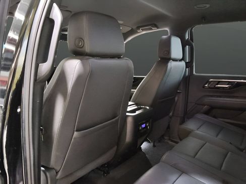 Used 2025 Chevrolet Suburban Z71 AWD/4WD image 17
