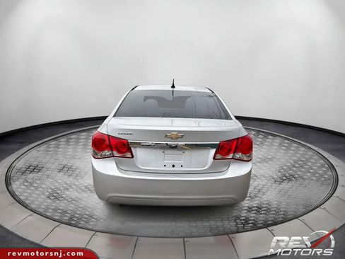 Used 2011 Chevrolet Cruze LS image 4