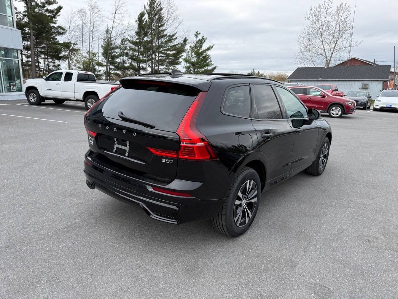 Used 2025 Volvo XC60 B5 Core AWD/4WD image 6