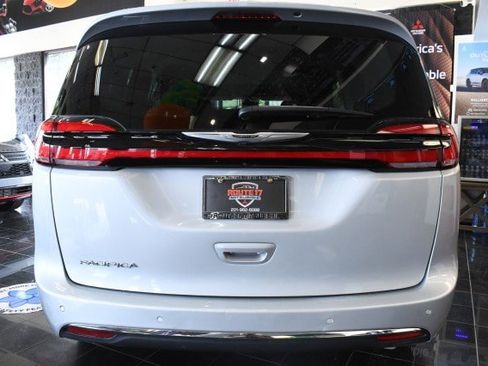 Used 2024 Chrysler Pacifica Touring-L FWD image 14